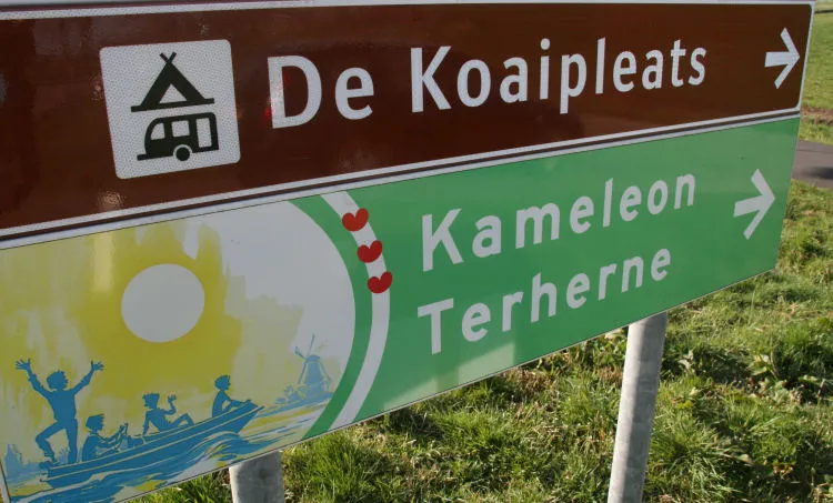 Wegwijzer naar De Koaipleats bij Kameleon Terherne