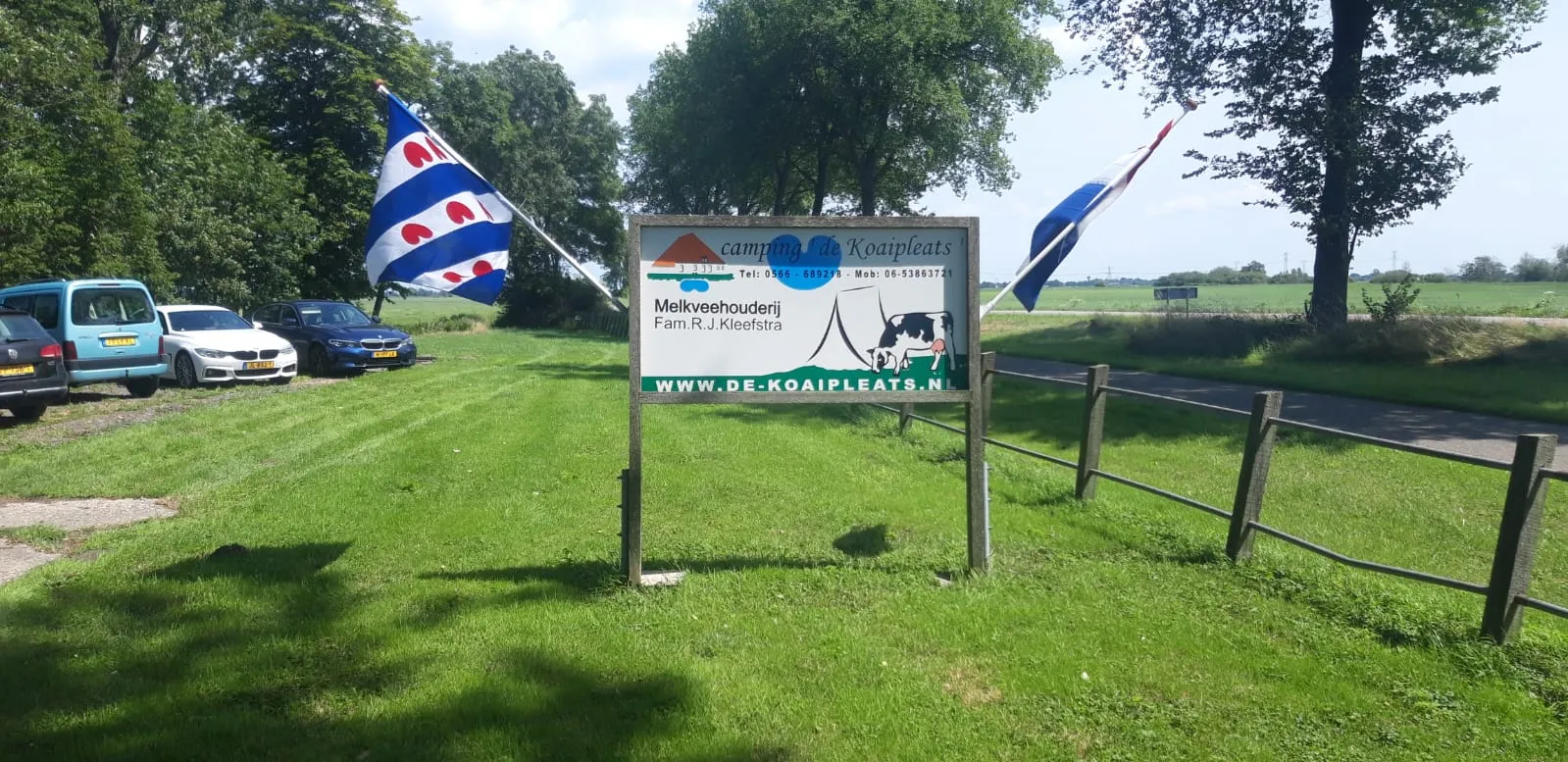 Luchtfoto van camping De Koaipleats aan het Friese water