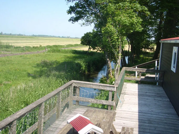 Chalet-terras met uitzicht over het Friese polderlandschap