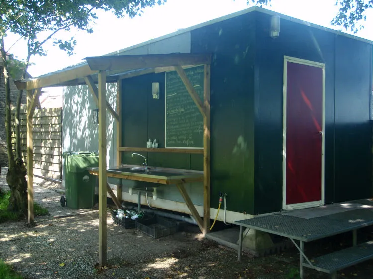 Sanitairgebouw met buitenwasbak op de camping