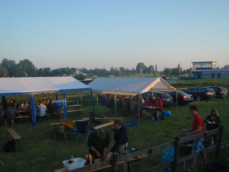 Groepsevenement onder partytenten op de camping