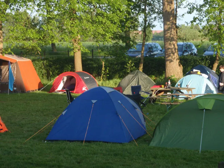 Kleurrijke tenten op het kampeerveld bij avondlicht
